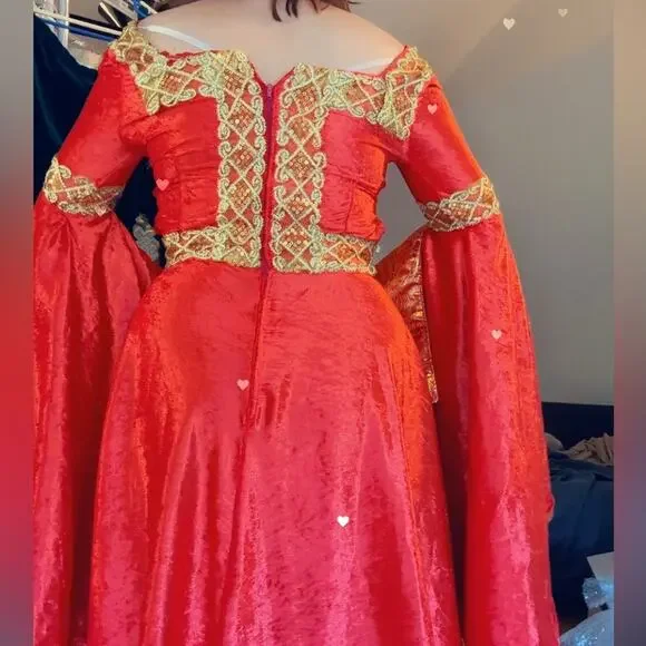 Velvet Renaissance theater costume in red/gold - Picture 5 of 10